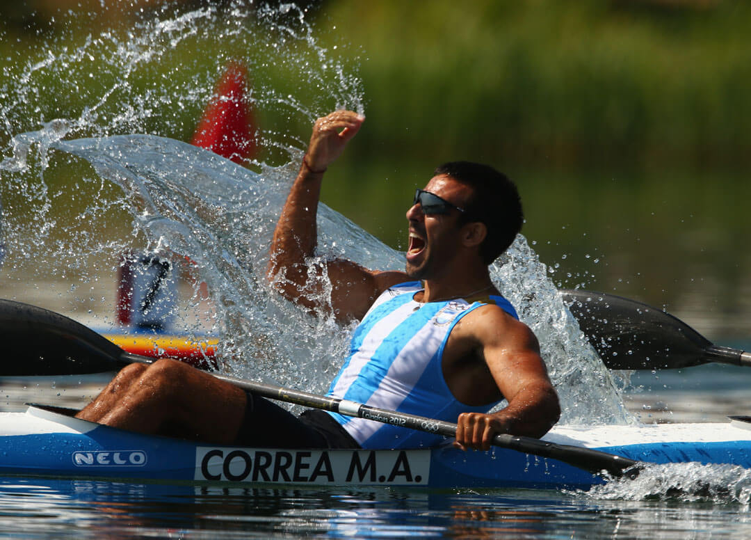 Miguel Correa festejando con un brazo en alto sentado en su kayak