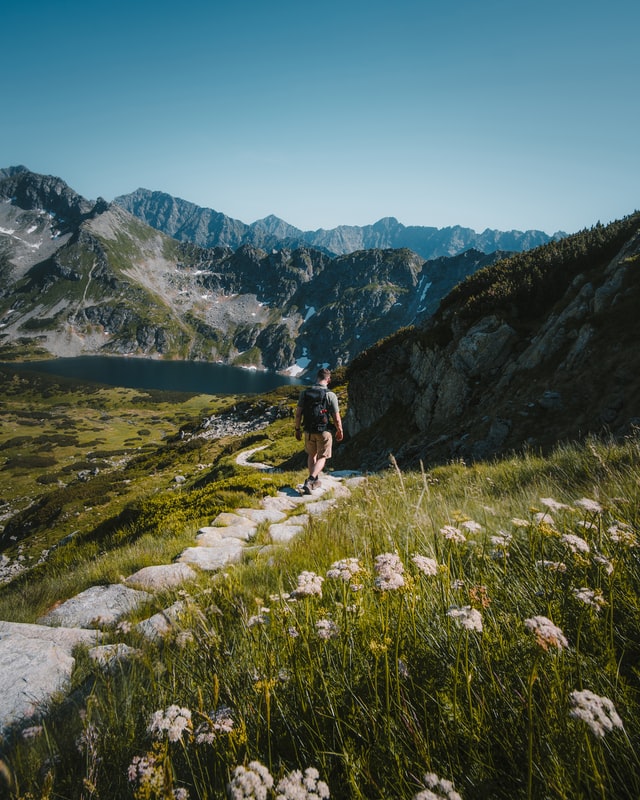 hombre caminando por paisaje montañoso