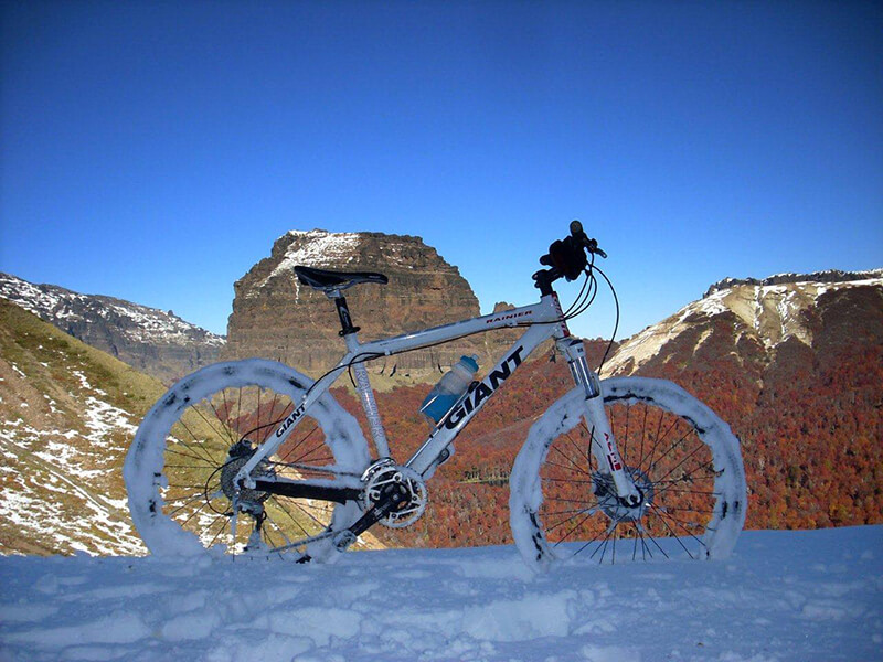 Mountain bike parada sobre la nieve en Laguna Verde