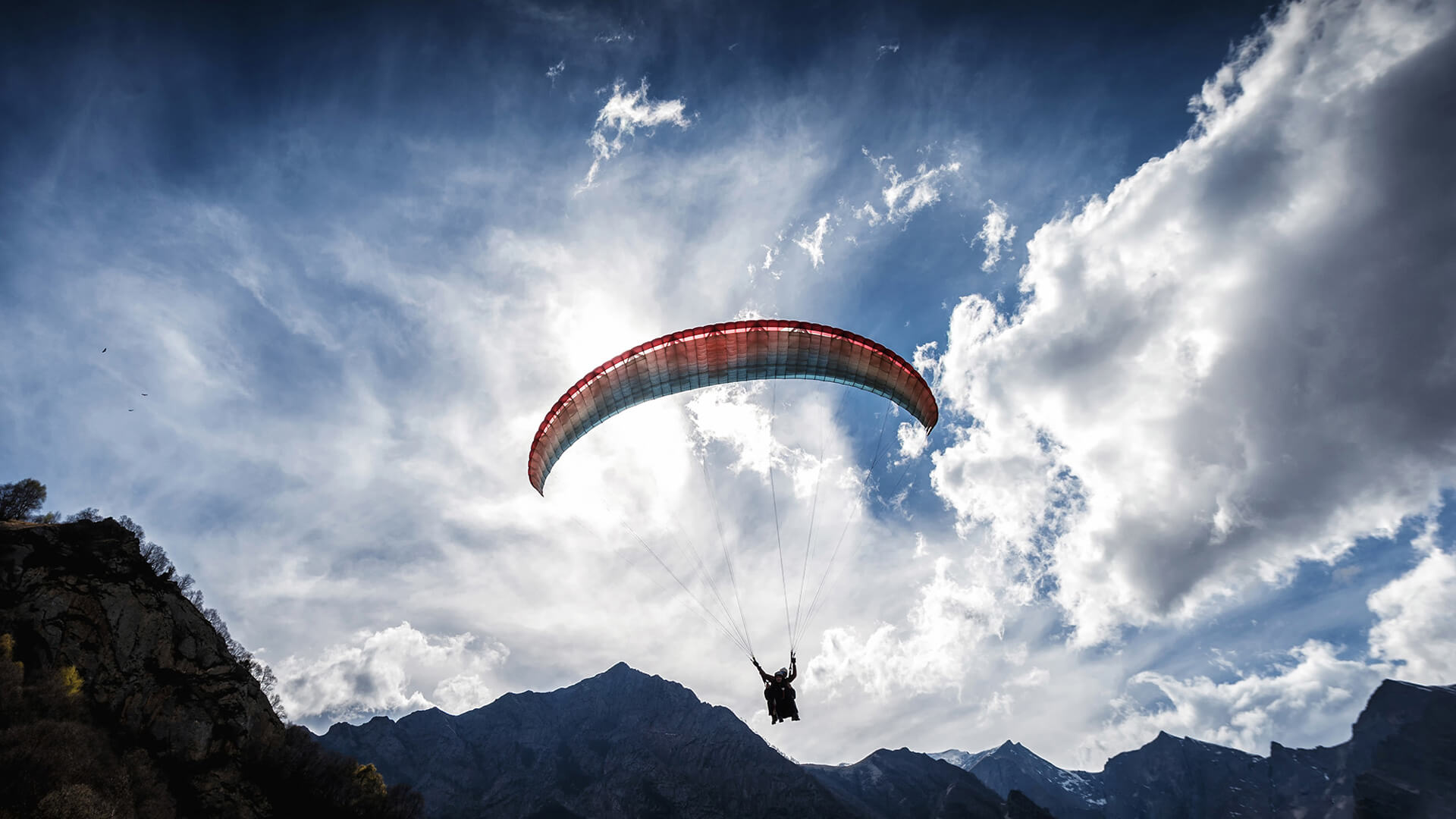 Parapente con fondo de montañas